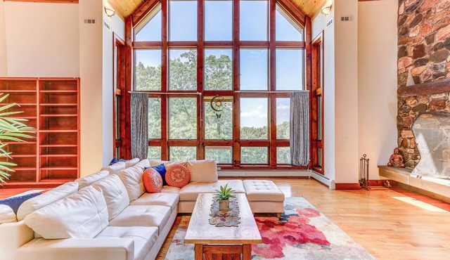 Peaceful Mountian Oasis: Firepit, Hot Tub, Sauna!