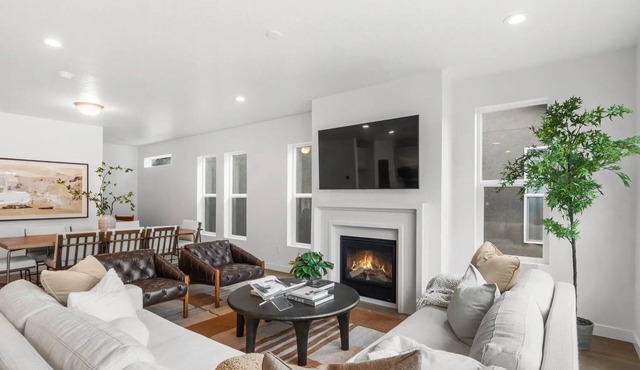 Peaceful Mtn Home - Fenced Yard, Fire Pit, Grill: Single family in Mtn Green