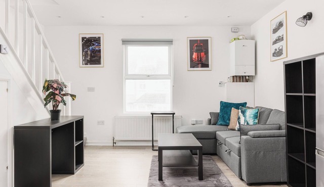 Peaceful multilevel 2BR flat w/Garden in Fulham