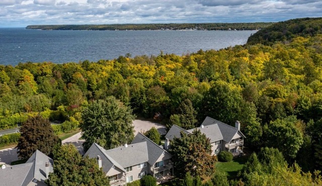 Peaceful,Nature Retreat! Country Stroll to Pebble Beach! Close to Town. Charming