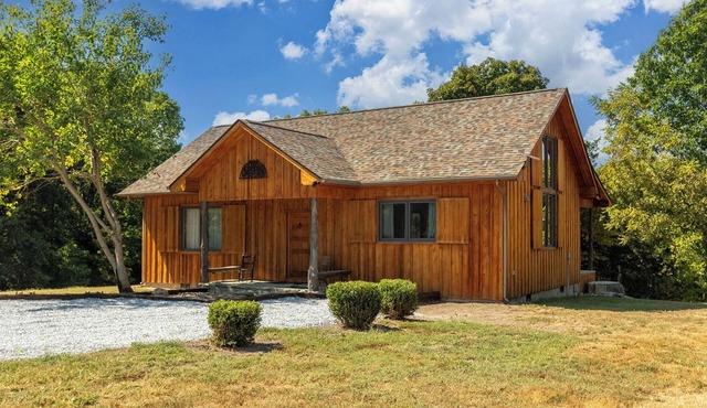 Peaceful Nature Retreat with Artistic Charm