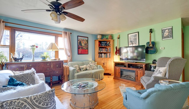 Peaceful Necedah Retreat: 3 Mi to Lakes!