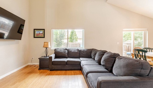 Peaceful neighborhood home, spacious & cozy with plenty of beds!