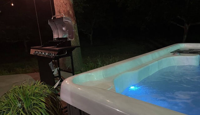 Peaceful. Nestled among walnut groves. Hot Tub. BBQ. Private but close to town.