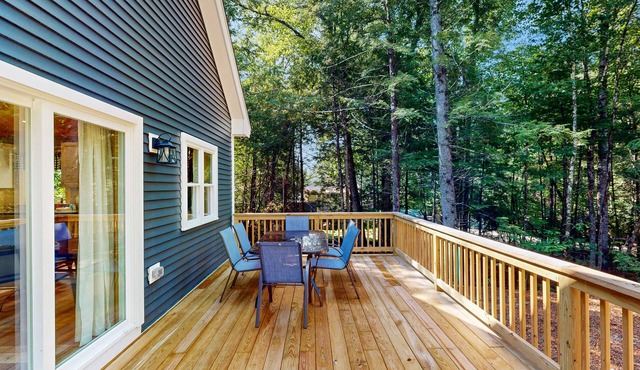 Peaceful new cabin, close to downtown, rail trail & beaches for all seasons fun