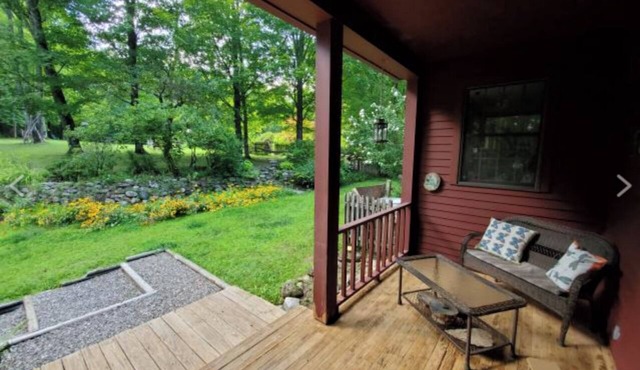 Peaceful New England Cottage w/pool in nature 10 minutes from downtown Saratoga