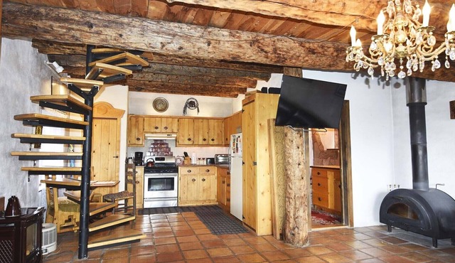 Peaceful New Mexican Charm, Jacuzzi, Walk To Arroyo Seco, Pets Welcome
