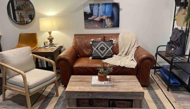 Peaceful new Tiny Home on farm, steps to wineries!n