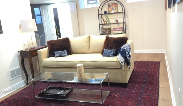 Peaceful Norwood Nest- elevated comfort, walkable, near O'Hare