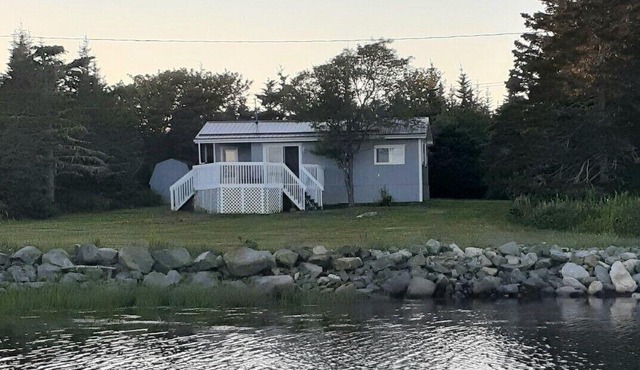 Peaceful/Oceanfront - Housekeeping Cottage with water access.