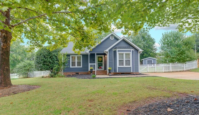 Peaceful Oasis Convenient to Greenville!