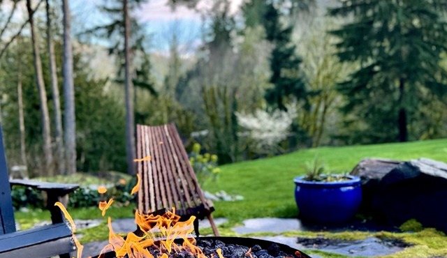 Peaceful Oasis In The Woods. nPrivate deck and entrance.