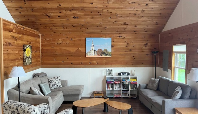 Peaceful ocean view cottage in quiet area - kid friendly private beach