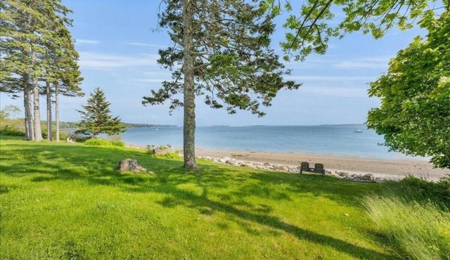 Peaceful Oceanfront 1-bedroom Cottage in Brooklin Stunning Sunsets