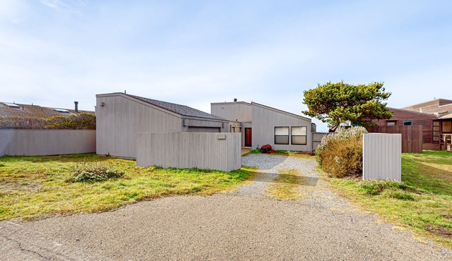 Peaceful oceanfront home with private hot tub, pool access, & views from deck