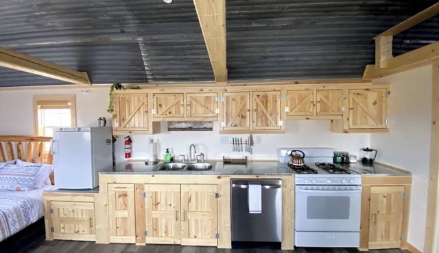Peaceful off-grid cabin at Alamo Alpaca Ranch PET FRIENDLY