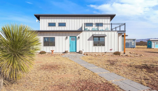 Peaceful Off-Grid Getaway, Modern Comfort in the Desert