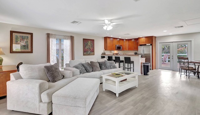 Peaceful Old Charm Oasis Near The Beach in Fort Myers. With Huge Yard, WiFi, AC