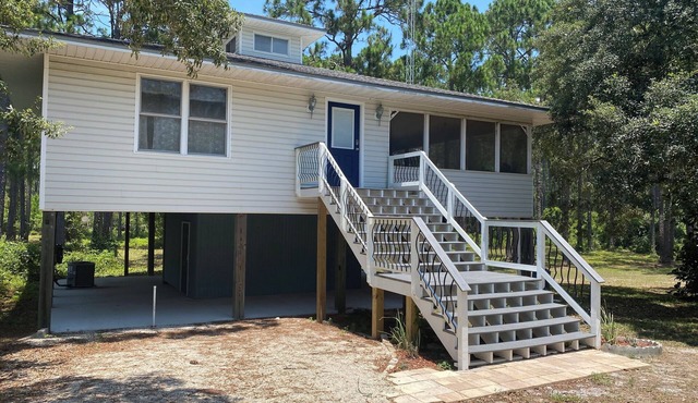 Peaceful “Old Florida” Retreat : 500 ft to Private Beach : Screened Porch