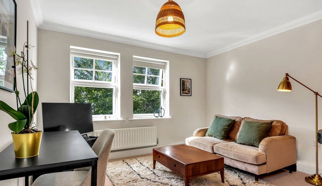 Peaceful One Bed Apartment in Summertown with Garden & Parking