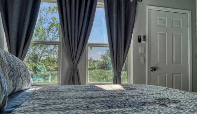 Peaceful one bedroom Retreat with comfy king bed, in charming Georgetown, Texas