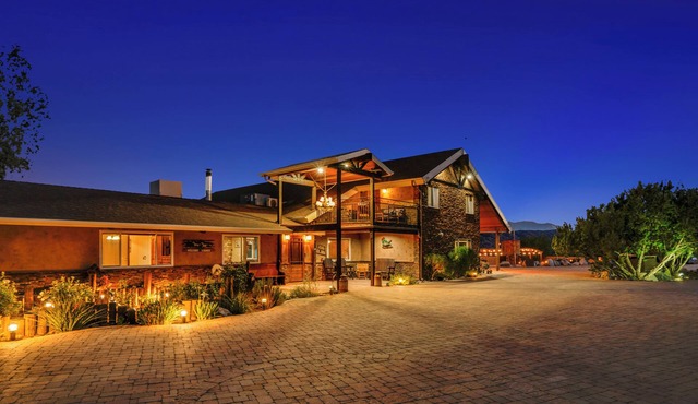 Peaceful paradise awaits- Plenty of space for family, friends, or a retreat!