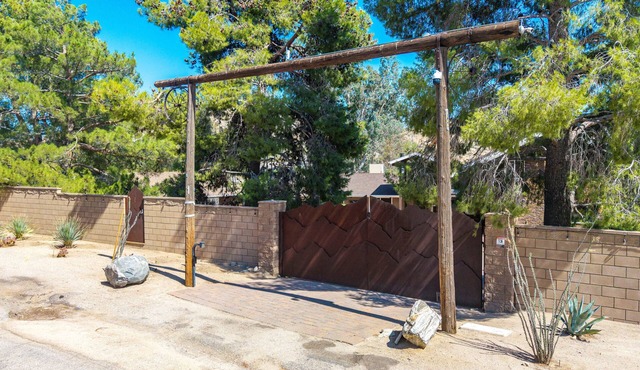 Peaceful paradise awaits- Plenty of space for family, friends, or a retreat!