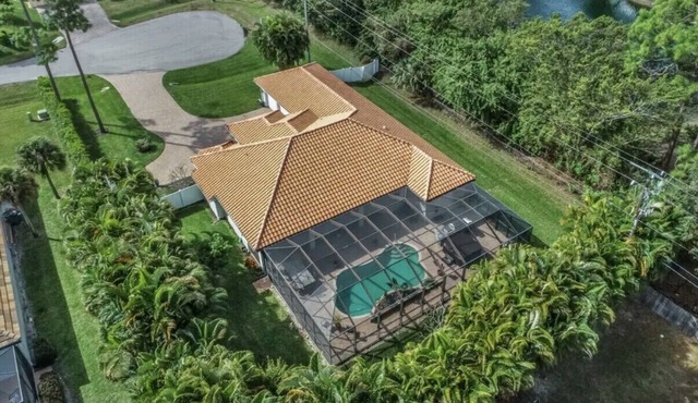 Peaceful Paradise Villa located minutes to fifth Avenue Shoppes and beaches