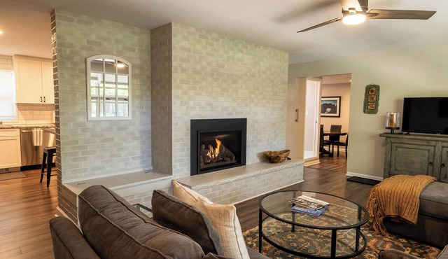 Peaceful Paradise w/Flatiron view, gas fireplace, 30 D min, perfect for RELOn