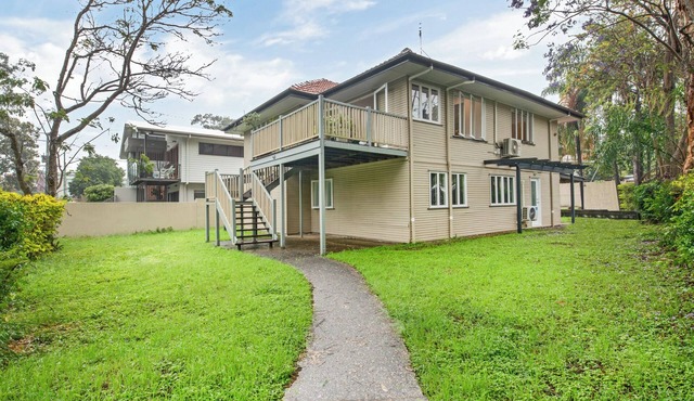 Peaceful Park-View Cottage Vibe Upper-Level Living