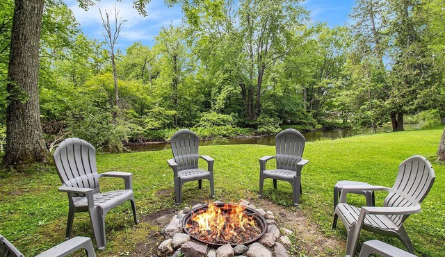 Peaceful Pere Marquette River Retreat