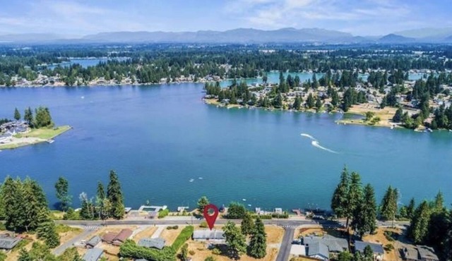 Peaceful Pet-Friendly Lakeside Home with Game Room & Fully Equipped Kitchen