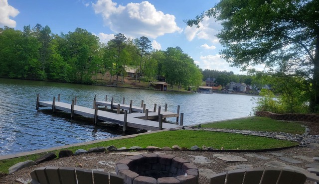 Peaceful Pet Friendly 3BR 2BA Cottage w/dock!