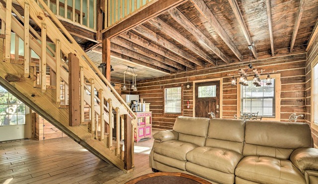 Peaceful Pet-Friendly Cabin on Nueces River!