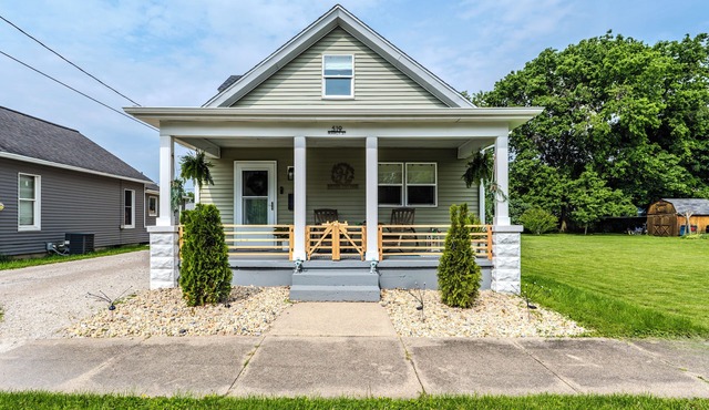 Peaceful Pet-Friendly Cottage Near Starved Rock+EV Charger+Fully Fanced Yard!