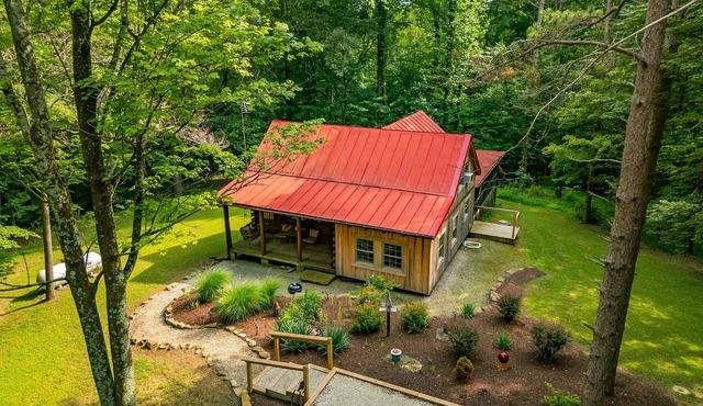 Peaceful, pet-friendly Brown County cabin!