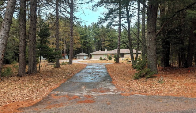 Peaceful Pines, 4 bdrm, 3 bath home tucked in just south of Minocqua
