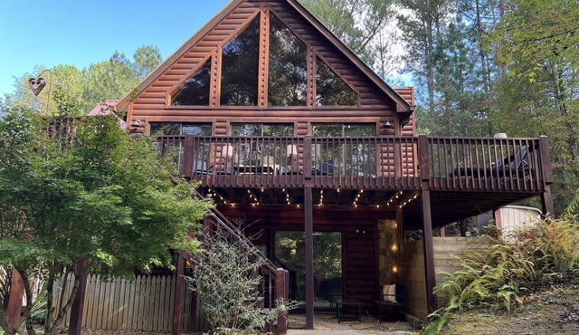 Peaceful Pines Chalet- Pets welcome! Paved access. Secluded, great location