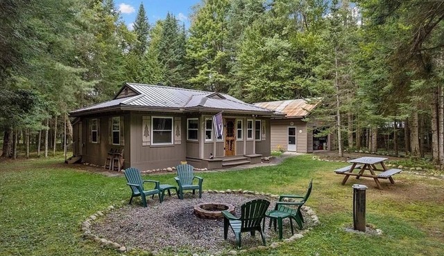 Peaceful Pines Cottage 5 minutes from Old Forge