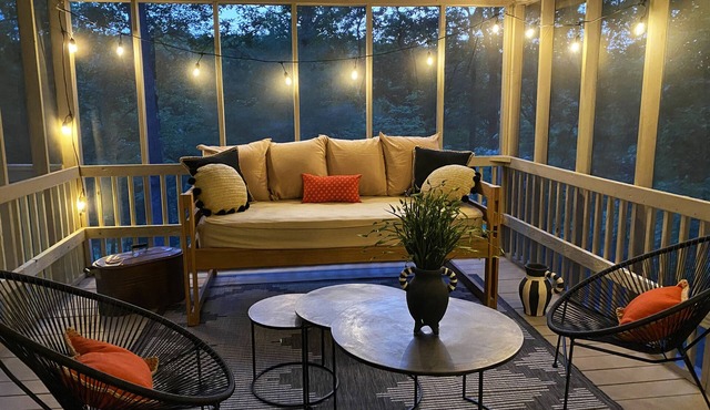 Peaceful Pines, luxury 4-bed, mid-century cabin