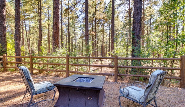 Peaceful Pinetop Hideaway w/Yard - Dog Friendly!