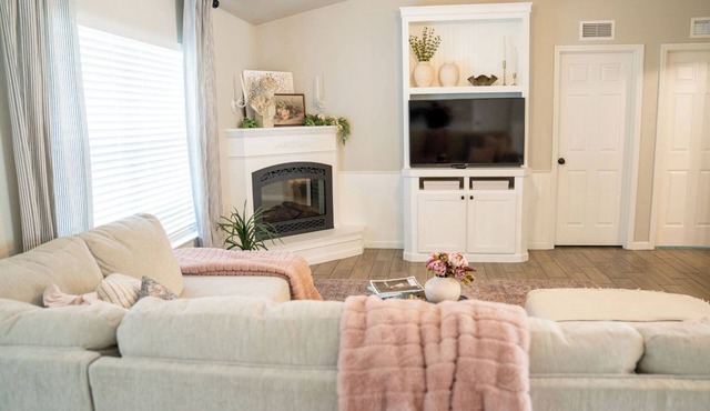 Peaceful Place a Charming 3-bedroom house with AC and WiFi in Fort Myers