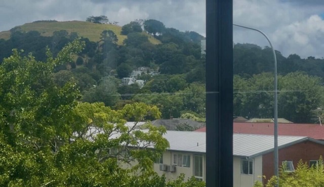 Peaceful Place to Relax with yourself or partner in the heart of Epsom