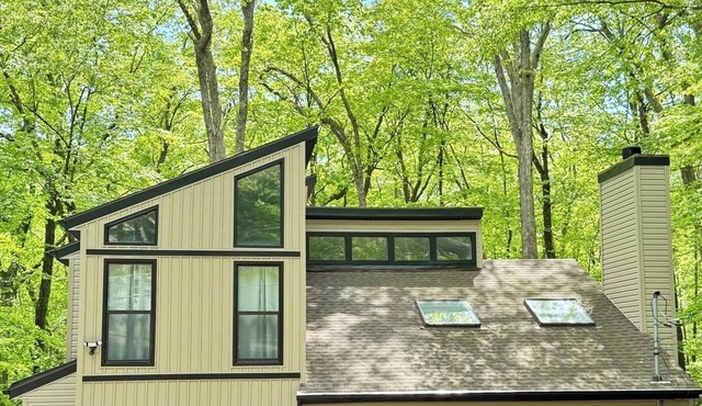 Peaceful Poconos Vacation Home:Hot Tub,Games,Pet Friendly, Near Outlets & Skiing