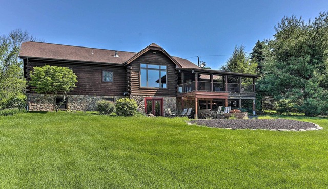 Peaceful Poconos Cabin < 1 Mi to Lake Henry!