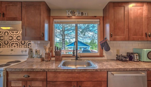 Peaceful Poconos Creekside Cabin w/private trails Hot Tub