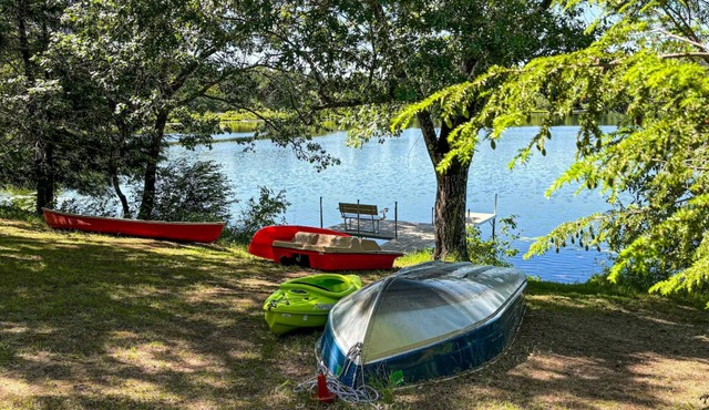 Peaceful Point- 3bed2bath Waterfront Lakehouse w/Private Pier and Boats!