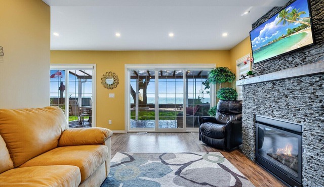 Peaceful Point Lakehouse with Hot tub