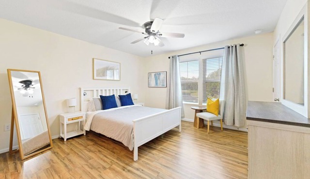 Peaceful Pondside Townhouse -Work from Home Ready!