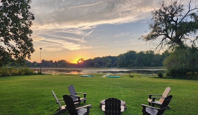 Peaceful & Private Lake House with Amazing Sunsets